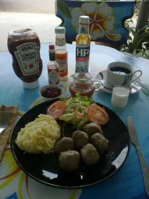 Swedish%20meatballs,Mash%20potato,Salad%20001.jpg