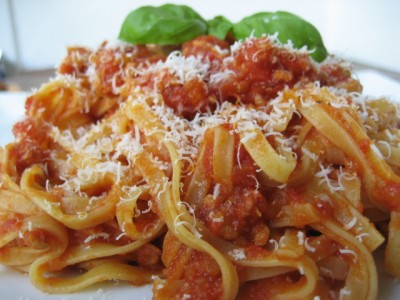 particolare-tagliatelle-al-ragu-con-parmigiano.jpg