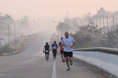 Early morning mist in the Khon Kaen Marathon January 2014.jpg