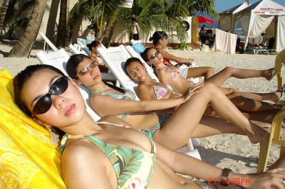 Vietnam beach girls.jpg