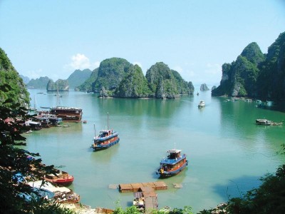 Ha Long bay Vietnam.jpg