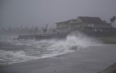 Hurricane Harvey waves.jpg