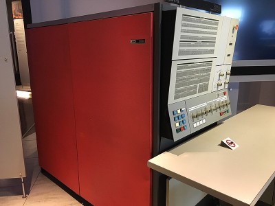 IBM_System_360_model_30_profile.agr.jpg