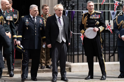 Screenshot 2022-06-03 at 13-05-55 Prime_Minister_Boris_Johnson_poses_for_a_photograph_with_militar-a-36_1654200594707.avif (AVIF Image 960 × 639 pixels).png