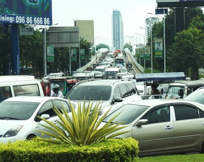 DSC01399 Rush hour coming into the city 830am.JPG